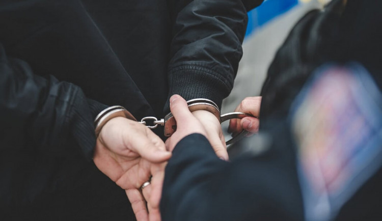 Agresivní muž vláčel krvácející partnerku ulicí Brna