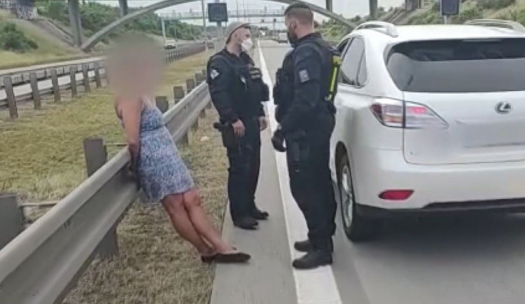 Řidička vjela na Pražský okruh a nabourala policejní auto. Nadýchala přes tři promile