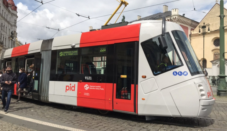 Jsou to amatéři, pomalovali to jako krabici. Petici proti novým barvám MHD projedná zastupitelstvo