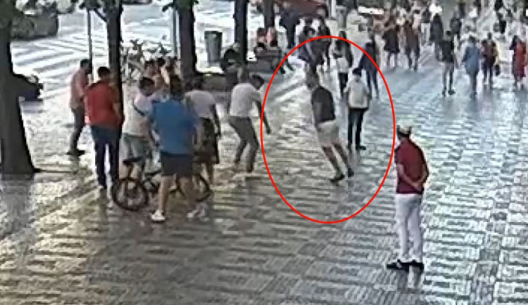 Agresor zaútočil na muže na Václaváku kopancem do hlavy a bil ho pěstmi. Hrozí mu vězení