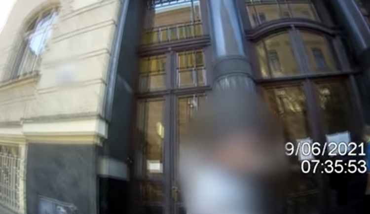 Strážníci v Brně pod hrozbou zbraně spoutali podezřelého z vloupání