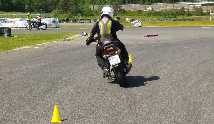 Na polygonu v Sosnové trénují učitelé autoškol