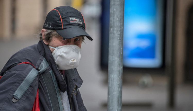 Vojtěch: Respirátor v MHD a budovách zatím nebude možné nahradit rouškou