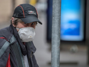 Vojtěch: Respirátor v MHD a budovách zatím nebude možné nahradit rouškou