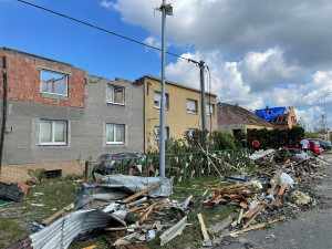 Svítání ukázalo následky včerejší bouřky v plném rozsahu, potvrzeno je pět obětí