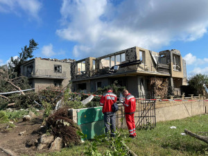 Svítání ukázalo následky včerejší bouřky v plném rozsahu, potvrzeno je pět obětí