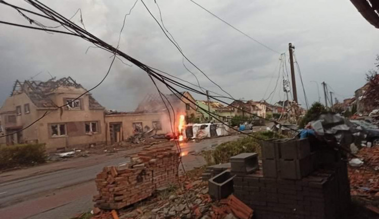 Jižní Moravu zasáhlo tornádo. Bouřky si podle záchranářů vyžádaly i oběti na životech.