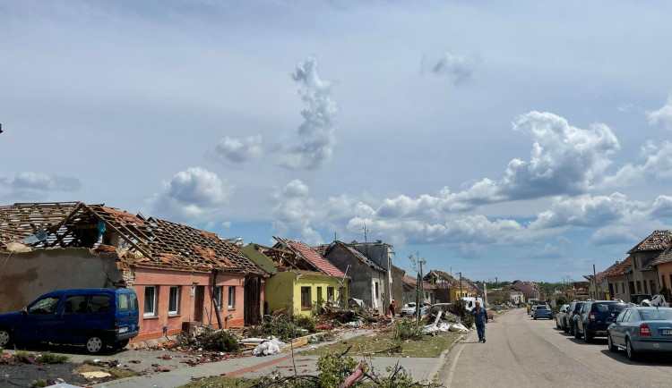 Svítání ukázalo následky včerejší bouřky v plném rozsahu, potvrzeno je pět obětí