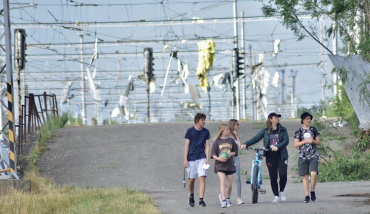 Příběhy z trosek: Strach o dcery i řidič autobusu bojující o život