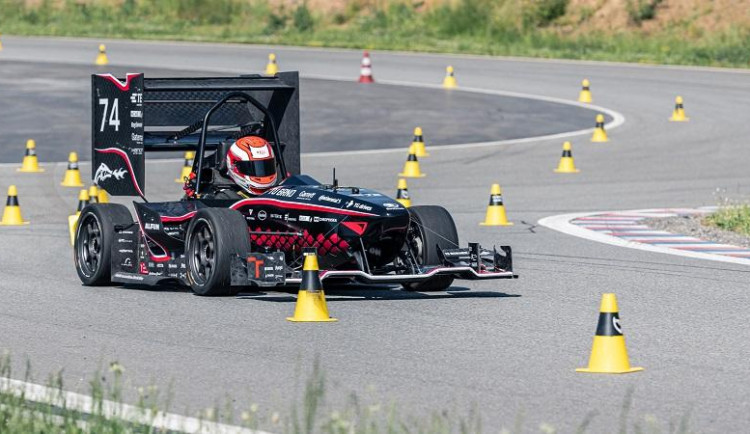 Brněnští studenti vyrobili elektrickou formuli, představí ji na tuzemském závodě