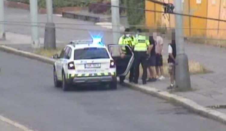 Bosý autistický chlapeček v pyžamu pobíhal v kolejišti tramvaje. Zachránili ho kolemjdoucí