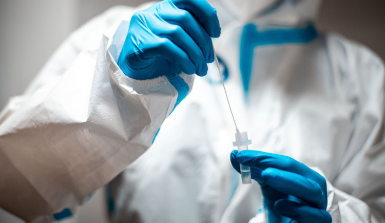 Ve firmách a školách dneškem končí plošná povinnost pravidelného testování