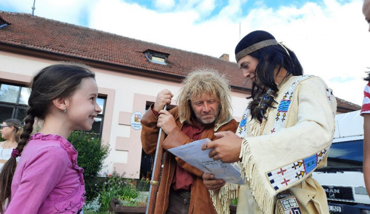 Dětem předal vysvědčení Vinnetou, přijel z westernového městečka