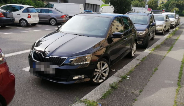 Žena nechala v Praze deset hodin odemčené a nastartované auto. Odešla do práce