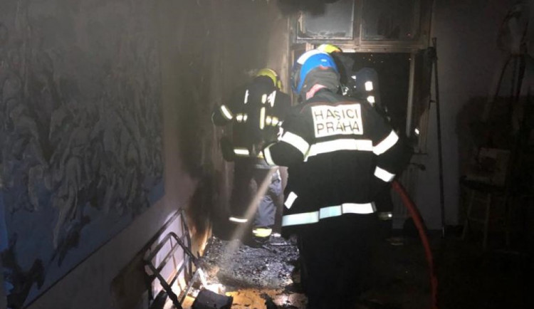 Příčinou nočního požáru v Praze byla nedbalost. Hasiči zachránili jednoho člověka