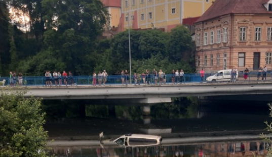 Nezvyklá dopravní nehoda. V řece Dyji plavalo auto