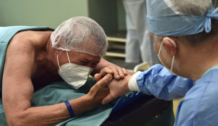 Díky za nový život. Lékaři v Brně pacientovi poprvé voperovali speciální stimulátor