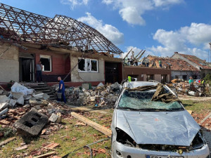 Ve firmách poškozených bouřkami bude mzdové náklady hradit stát