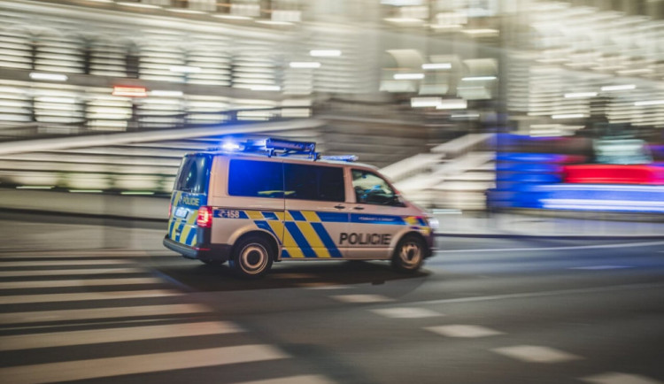 Žena přebíhala silnici mimo přechod. Při nehodě utrpěla zranění hlavy, pánve, nohou a hrudníku