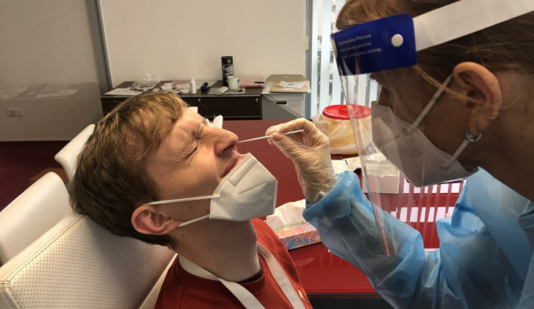 V sobotu přibylo skoro dvakrát víc případů než před týdnem, bylo ale i víc testů