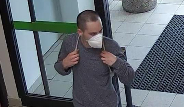 Policisté pátrají po muži, který v Brně napadl a okradl mladou cyklistku