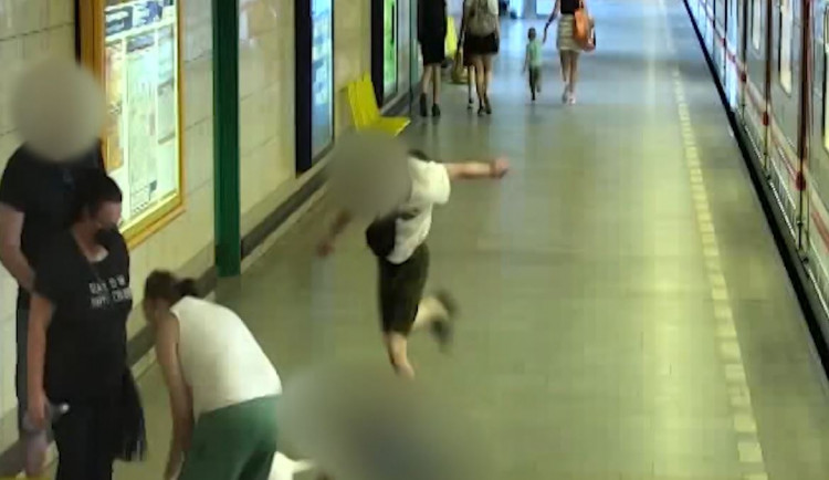 Za kopance do hlavy v metru hrozí cizinci deset let vězení. Policie pátrá po svědcích