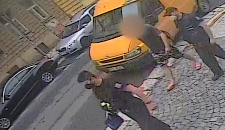 Muž na pervitinu a bez řidičáku ukradl dodávku. Jel s ní na policejní výslech