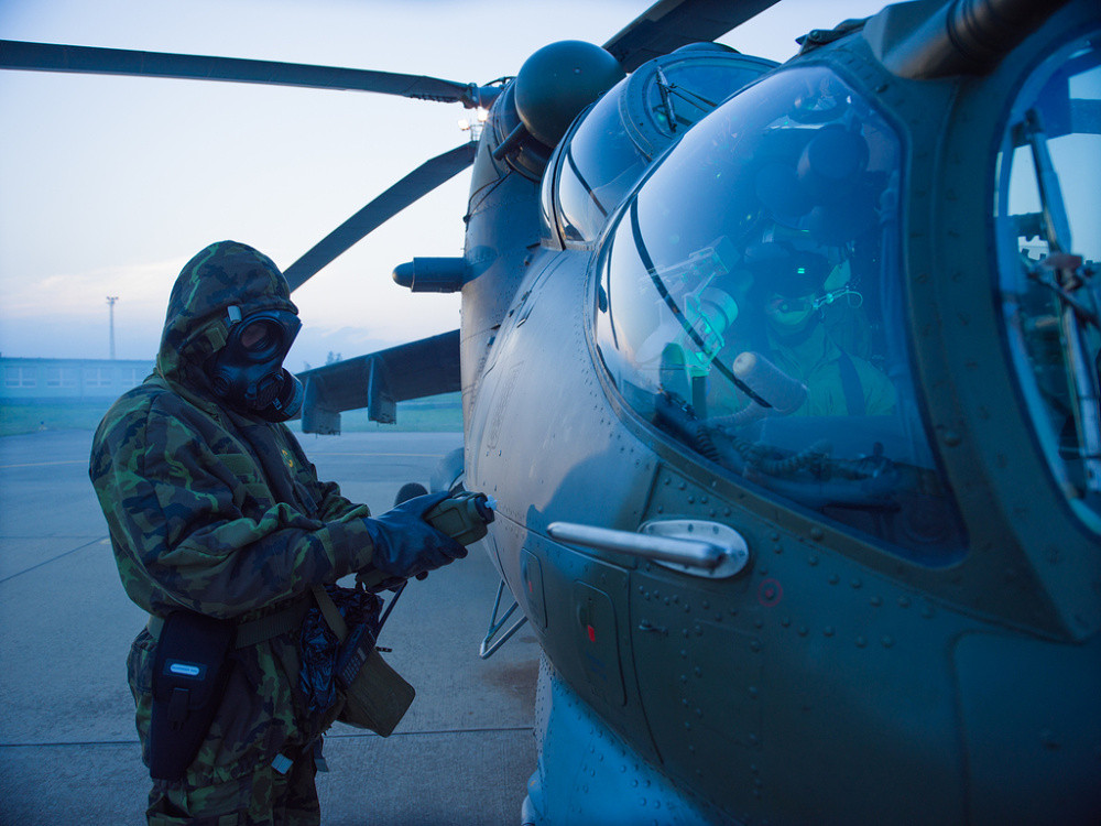 Armádní vrtulník kontaminovala nebezpečná látka. Liberečtí chemici zasahovali v rámci cvičení