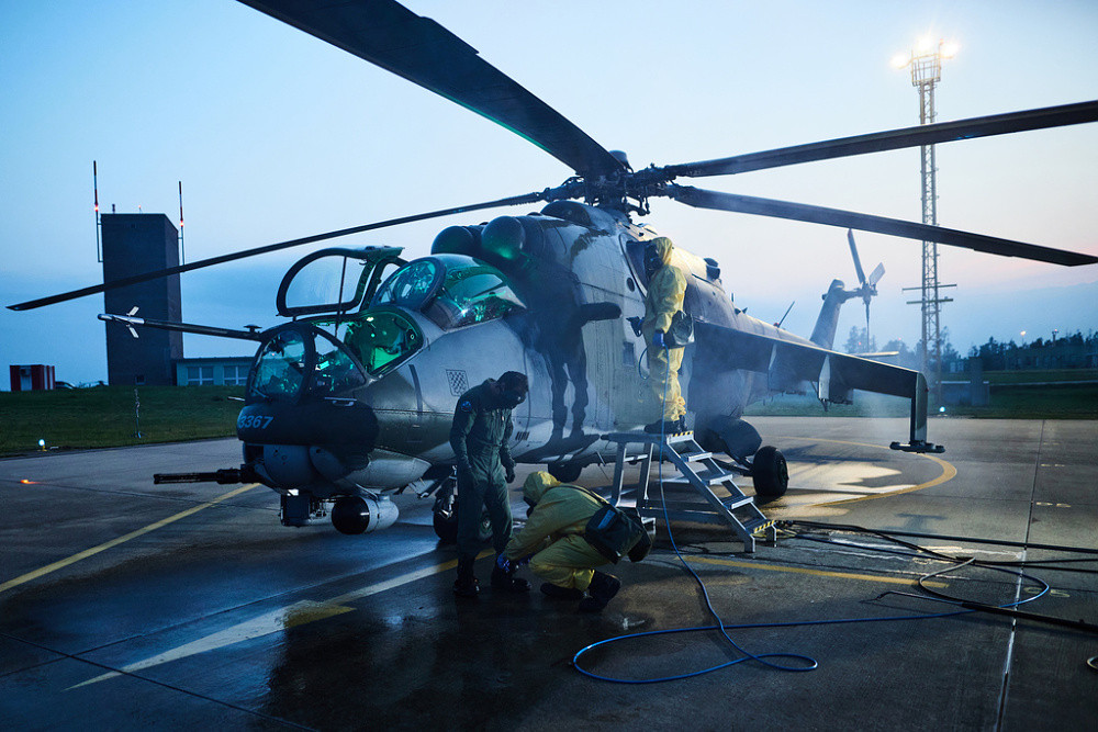 Armádní vrtulník kontaminovala nebezpečná látka. Liberečtí chemici zasahovali v rámci cvičení