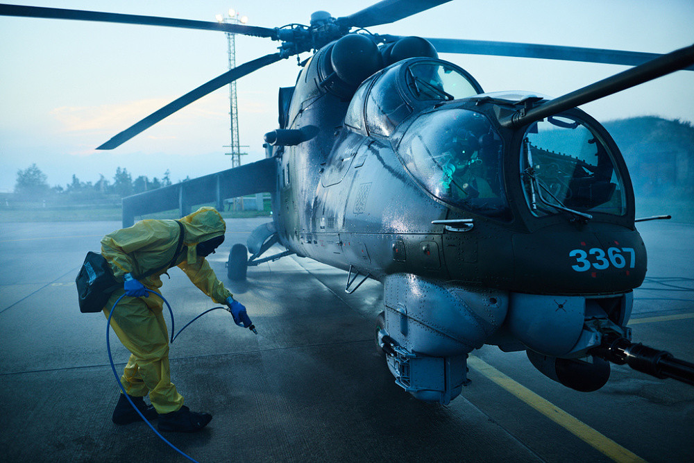 Armádní vrtulník kontaminovala nebezpečná látka. Liberečtí chemici zasahovali v rámci cvičení