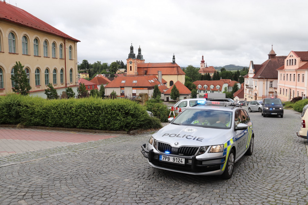 Na transport vzácné egyptské kanopy dohlížela policejní eskorta