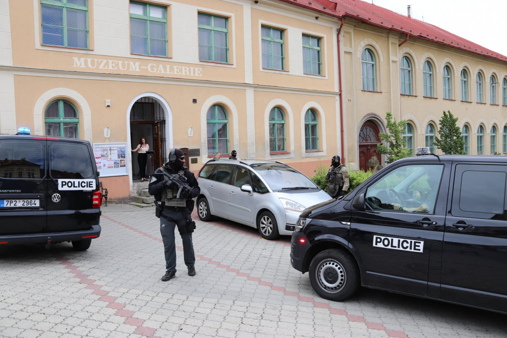 Na transport vzácné egyptské kanopy dohlížela policejní eskorta