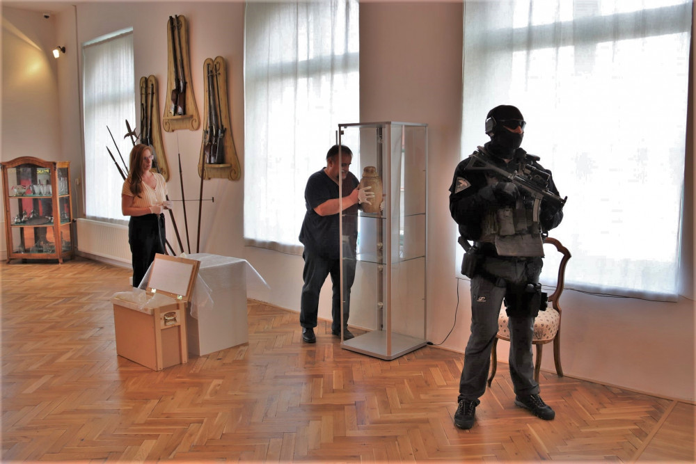 Na transport vzácné egyptské kanopy dohlížela policejní eskorta