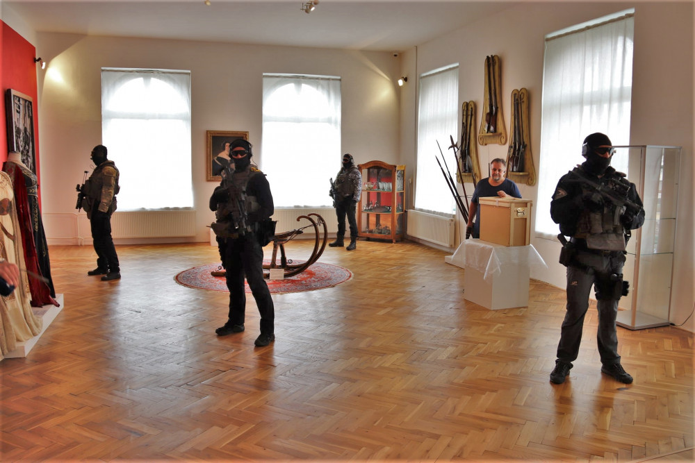 Na transport vzácné egyptské kanopy dohlížela policejní eskorta