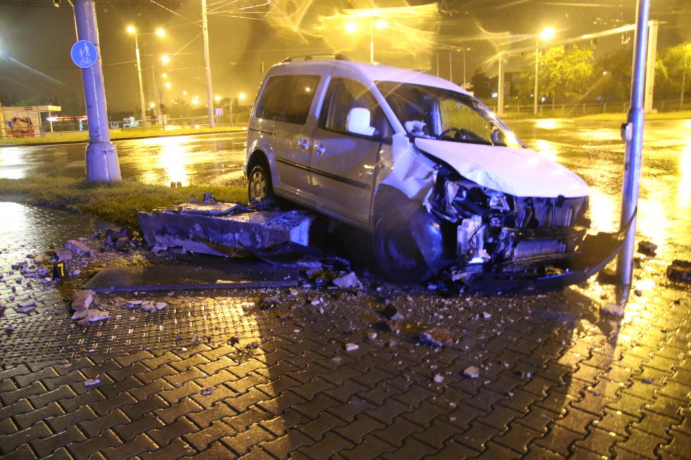 Řidič smetl betonový sloupek a zastavil se až před semaforem, z místa nehody odešel