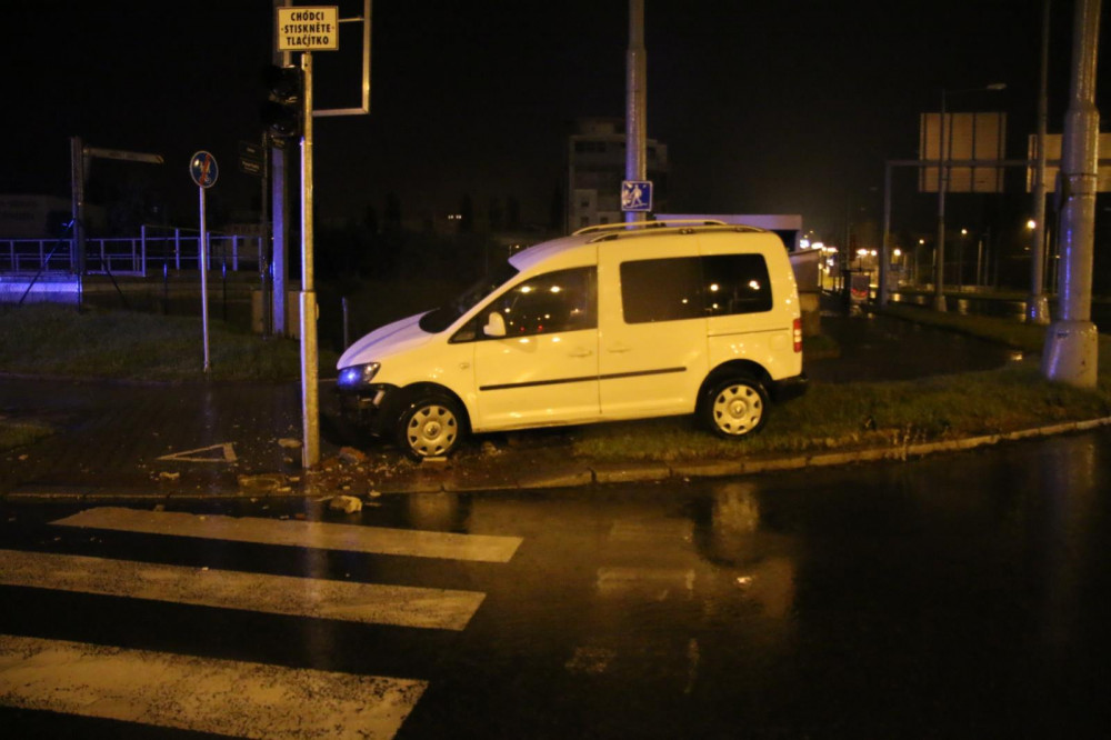 Řidič smetl betonový sloupek a zastavil se až před semaforem, z místa nehody odešel