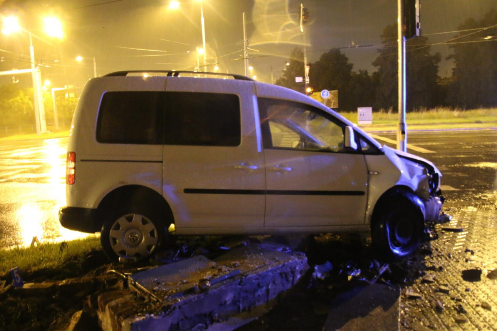 Řidič smetl betonový sloupek a zastavil se až před semaforem, z místa nehody odešel