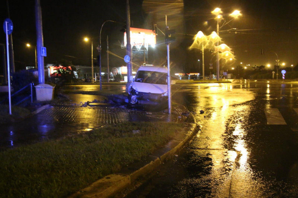 Řidič smetl betonový sloupek a zastavil se až před semaforem, z místa nehody odešel