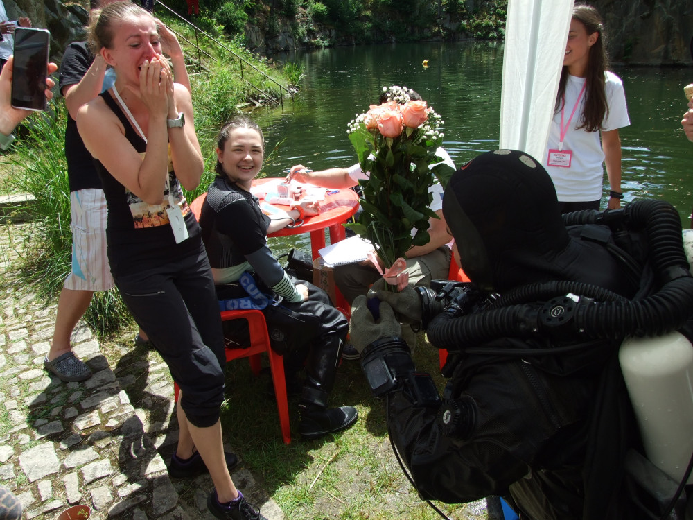 Deset dní pod vodou. Čtveřice potápěčů stanovila nový rekord, jeden z nich po vynoření požádal partnerku o ruku.