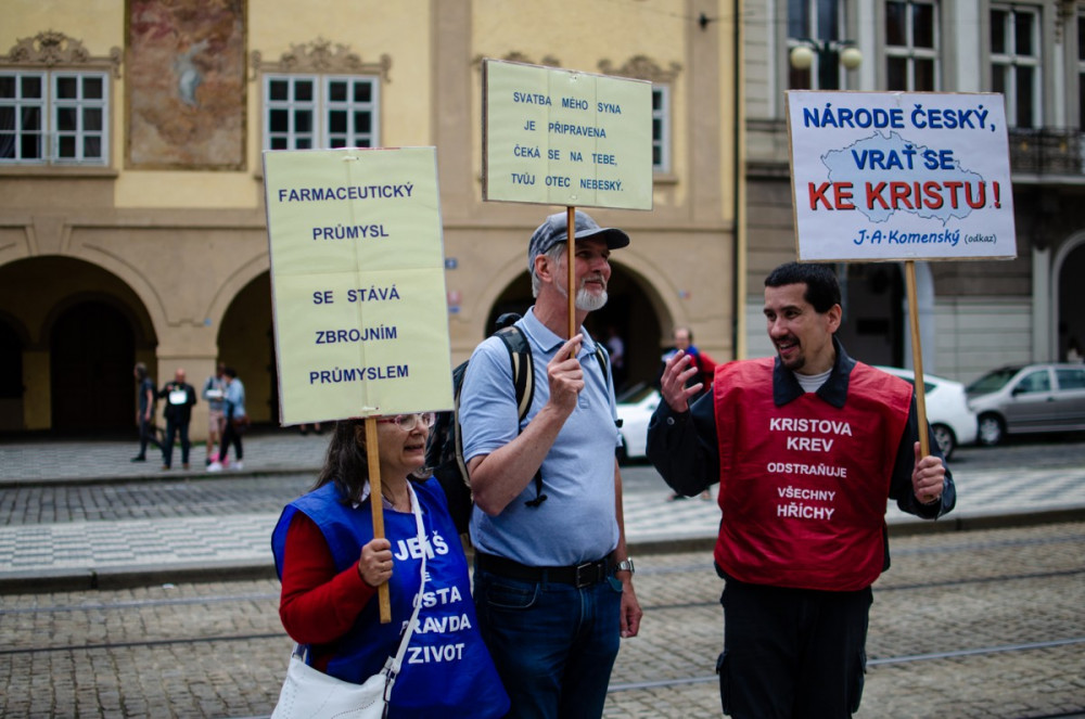 Demonstrace stovek odpůrců protikoronavirových opatření omezila provoz v Praze