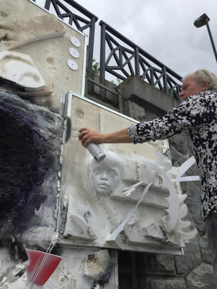 Buď všichni, a nebo nikdo. Umělec Jiří David dnes na náplavce instaloval novou sochu