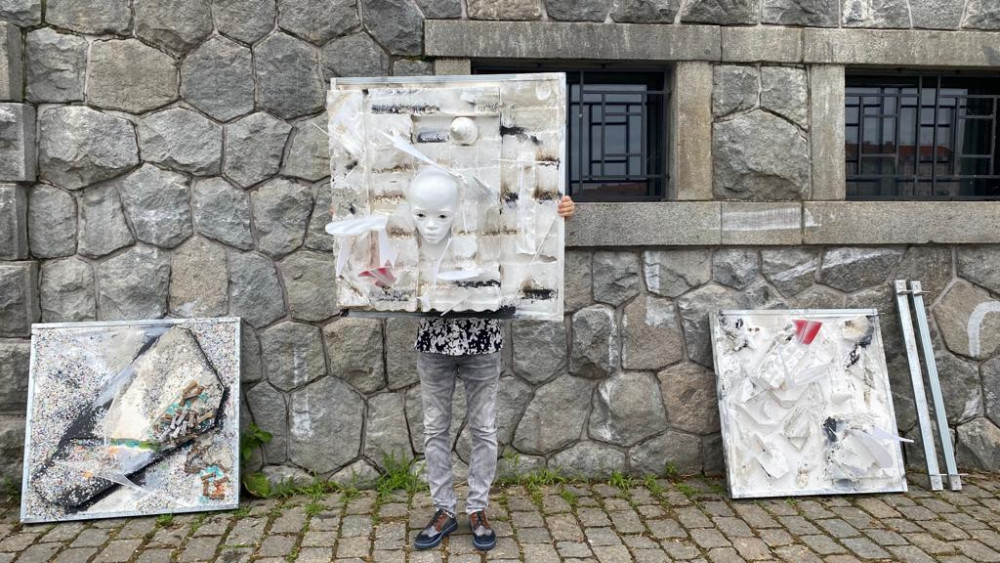 Buď všichni, a nebo nikdo. Umělec Jiří David dnes na náplavce instaloval novou sochu