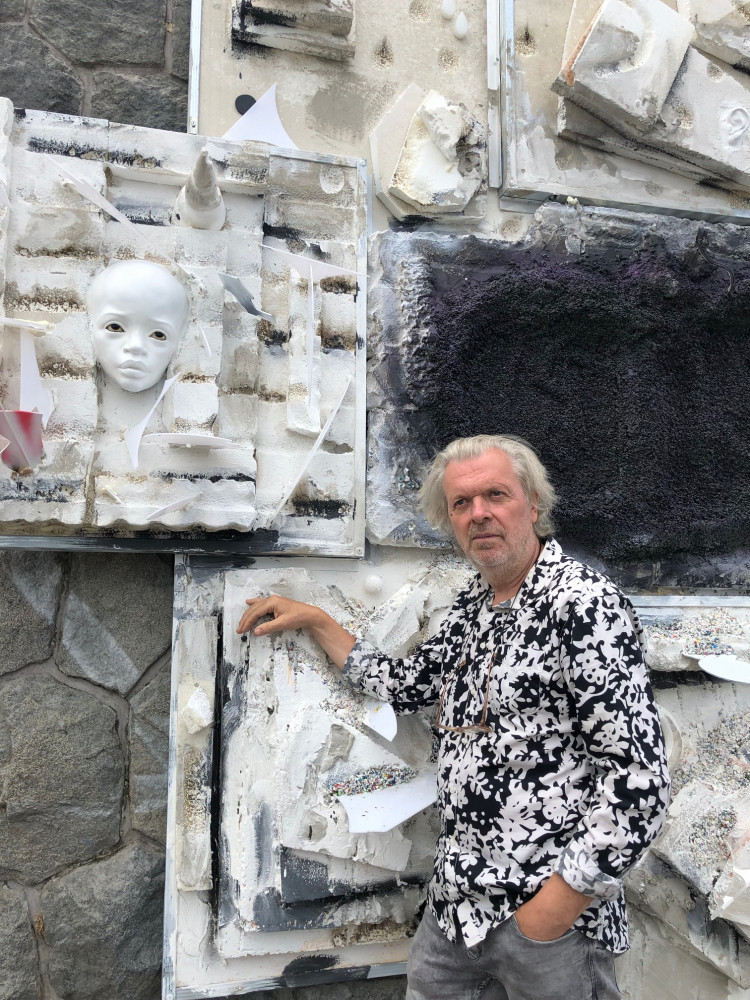 Buď všichni, a nebo nikdo. Umělec Jiří David dnes na náplavce instaloval novou sochu