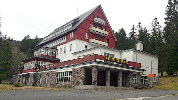 Tak vypadal hotel RIXI před začátek demolice