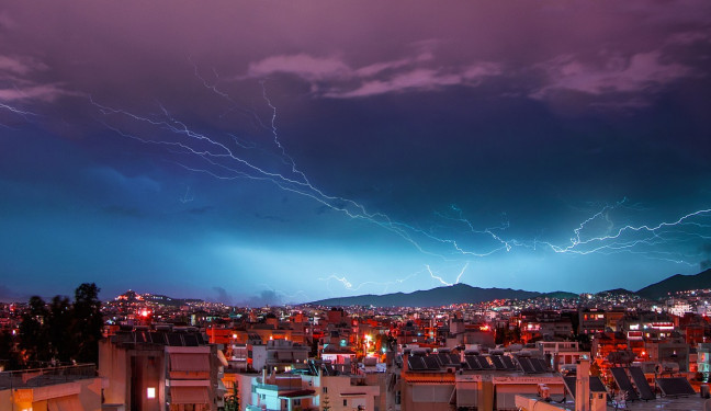Na Prahu míří bouřky, platí vysoký stupeň nebezpečí. Odborníci varují před kroupami a větrem