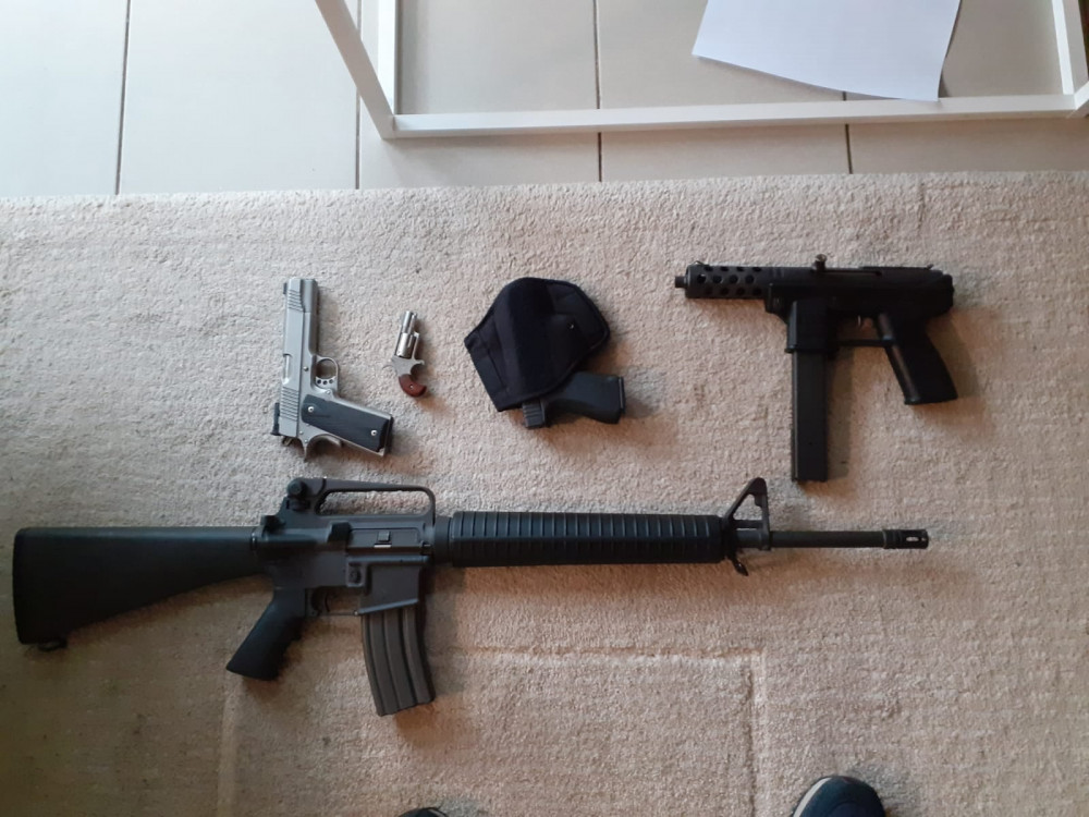 Kriminalisté rozbili gang dealerů kokainu a konopí. Našli drogy, hotovost i zbraně