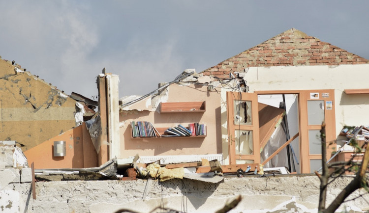 Muž v Moravské Nové Vsi spadl ze střechy, je těžce zraněný