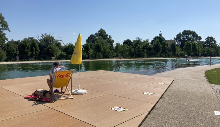 Žena s 2,6 promile šla s vnoučkem na koupaliště. Dítě nechala bez dozoru