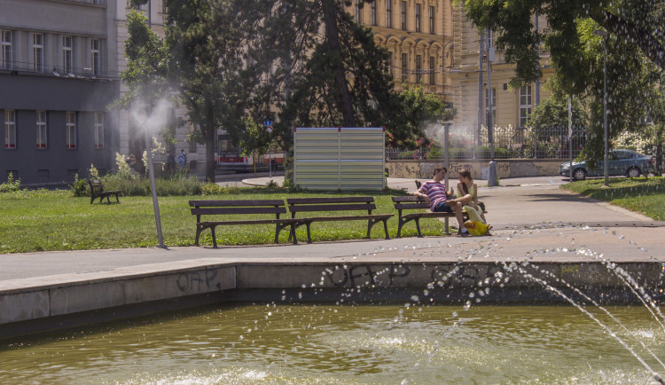 Omezte alkohol a kávu. Kolapsům z horka se dá bránit