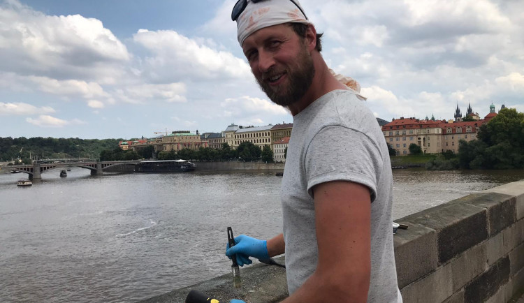 Restaurátor odstraňoval grafitti z Karlova mostu i v noci. Poškozování si nesmíme nechat líbit, říká
